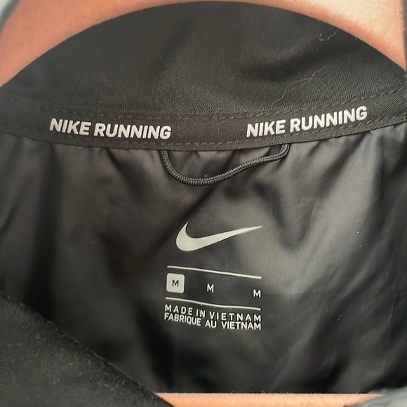 NIKE- thin black thermal running vest - Picture 4 of 6